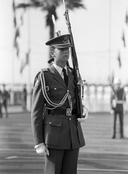 24 de mayo de 1986. El Príncipe de Asturias, en el homenaje a la bandera, durante el desfile del Día de las Fuerzas Armadas.