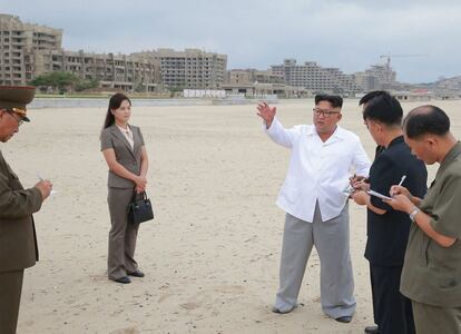 El líder norcoreano junto a su esposa, Ei Sol Ju, en el área turística en construcción de Kangwon (Corea del Norte).