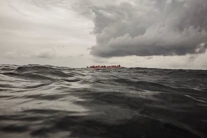 Refugiados y migrantes esperan ser rescatados por los trabajadores de Proactiva Open Arms, a 90 kilómetros al norte de Al Khoms (Libia), el 18 de febrero de 2018. El equipo de la ONG española rescató solo en la primera semana de febrero a 236 personas en el Mediterráneo. "Como a tantos otros, las mafias lanzan a inmigrantes al mar sabiendo que no van a llegar a ningún sitio", comentó Laura Lanuza, portavoz de la organización.