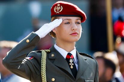 La Princesa de Asturias, Leonor de Borbón, durante el izado de la bandera en el desfile del 12 Octubre. 