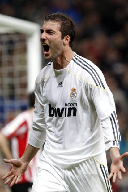 Higuaín celebra su gol al Athletic, el segundo del Madrid.