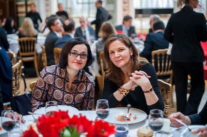 Marta Flores, subdirectora de S Moda, con Sofía Henkart, de Lancome.