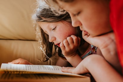 El aprendizaje de la lectura es un proceso lento que comienza desde el momento en el que se empieza a contar cuentos a los niños.