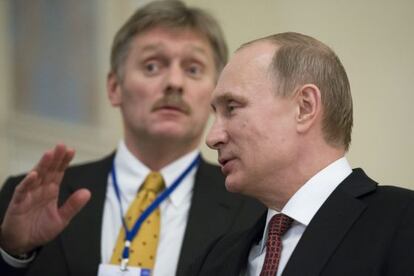 Vladímir Putin, junto a su jefe de prensa Dmitry Peskov, el mes pasado en Minsk.