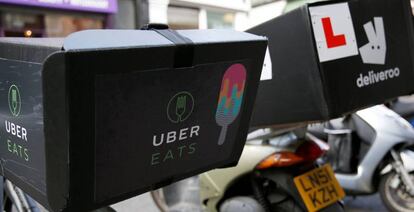 Vehículos aparcados de Uber Eats y Deliveroo.
