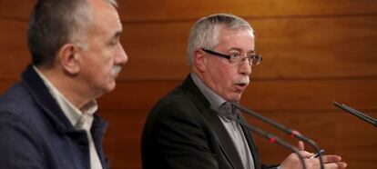 Los secretarios generales de UGT, Pepe &Aacute;lvarez,iz., y de CC.OO., Ignacio Fern&aacute;ndez Toxo,d., durante la rueda de prensa tras la reuni&oacute;n con el presidente del Gobierno, esta ma&ntilde;ana en el Palacio de la Moncloa. Mariano Rajoy, ha recibido a los representantes de la patronal y los sindicatos para reiniciar el di&aacute;logo social y analizar diversas cuestiones relativas a salarios, empleo, pensiones y competitividad empresarial.