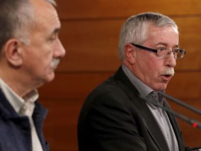 Los secretarios generales de UGT, Pepe &Aacute;lvarez,iz., y de CC.OO., Ignacio Fern&aacute;ndez Toxo,d., durante la rueda de prensa tras la reuni&oacute;n con el presidente del Gobierno, esta ma&ntilde;ana en el Palacio de la Moncloa. Mariano Rajoy, ha recibido a los representantes de la patronal y los sindicatos para reiniciar el di&aacute;logo social y analizar diversas cuestiones relativas a salarios, empleo, pensiones y competitividad empresarial.