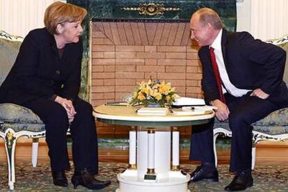 La canciller alemana, Angela Merkel, y el presidente ruso, Vladímir Putin, ayer en el Kremlin.