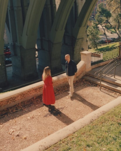 Inés Pintor y Pablo Santidrián posan para ICON en el viaducto de Segovia, en Madrid.