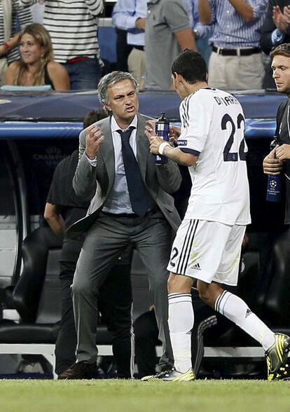 El entrenador portugués del Real Madrid Jose Mourinho conversa con el argentino Di María.