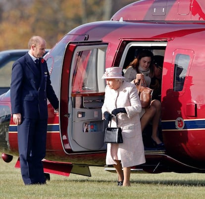 Isabel II baja de un helicóptero, seguida de Samantha Cohen, en Newmarket, Inglaterra, el 3 de noviembre de 2016.