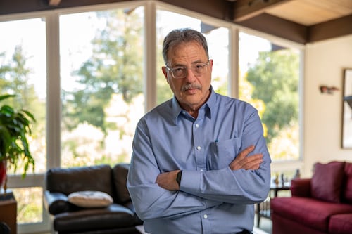 Larry Diamond, sociólogo: "Trump busca que todos se arrodillen ante su voluntad imperial"