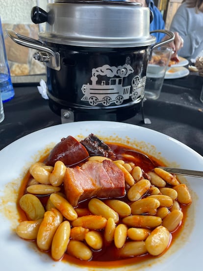 Comida en olla ferroviaria, en La cantina de Villalegre. 