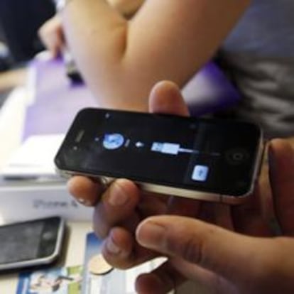 El iPhone 4 arrastra a los fieles pese al 'antennagate'
