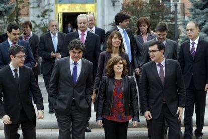 Sáenz de Santamaría, con los miembros de la Comisión de Subsecretarios en La Moncloa.