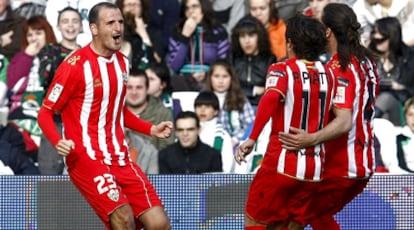 Fernando Soriano celebra su gol junto a sus compañeros Pablo Piatti y Julio Álvarez.