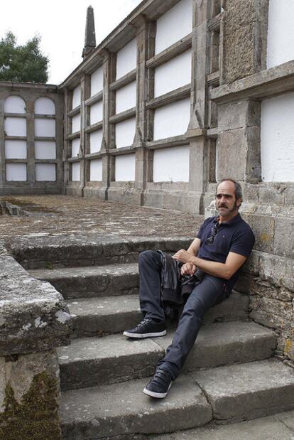 El actor Luis Tosar en el cementerio del parque de San Domingo de Bonaval, en Santiago de Compostela, convertido en espacio verde hace 20 años.