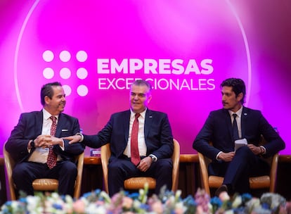 Francisco Cervantes Díaz (centro), en Premiación a las Empresas Excepcionales de México, el 12 de febrero