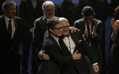 Os atores Gael García Bernal e Luis Gnecco comemoram o Fénix de melhor filme para ‘Neruda’.