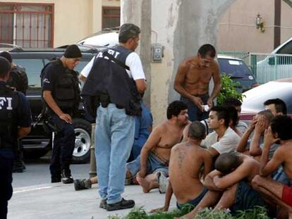 Agentes federales mexicanos, con algunos de los 44 secuestrados liberados el domingo en Nuevo Laredo.