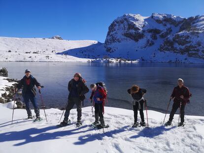 Excursionistas junto a los lagos de Covadonga, donde comienzan las rutas por las sierras del Cuera y del Sueve que propone Guías del Cuera. 