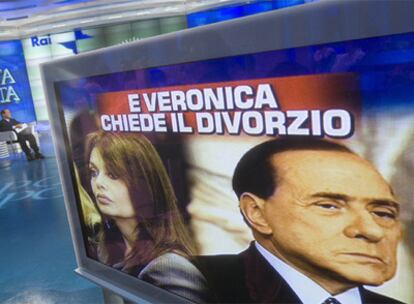 Una pantalla con la imagen de Veronica Lario y Silvio Berlusconi.