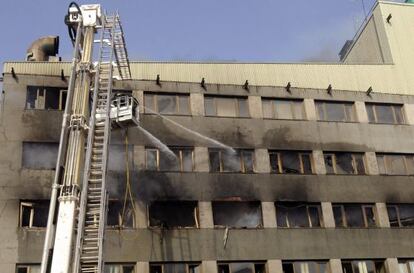 Los bomberos sofocan el incendio del Ayuntamiento de León.