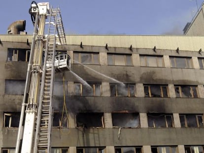 Los bomberos sofocan el incendio del Ayuntamiento de León.