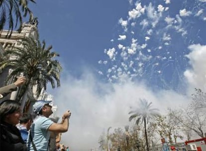 Algunas de las miles de personas que han acudido a la Plaza del Ayuntamiento de Valencia para presenciar la última <i>mascletà</i> de las Fallas 2008.