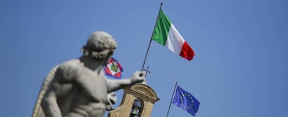 Bandera nacional italiana y europea en el palacio Quirinale.