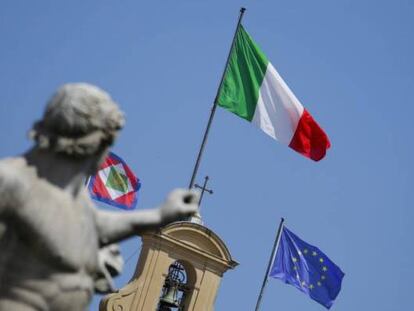 Bandera nacional italiana y europea en el palacio Quirinale.