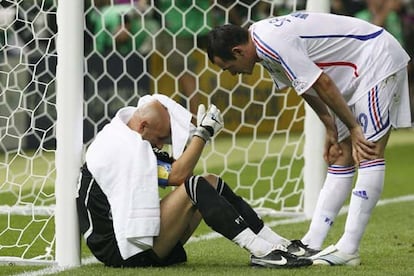 El francés Willy Sagnol intenta consolar al portero de la selección gala Fabien Barthez, después de que Italia se llevase la final en los penaltis.