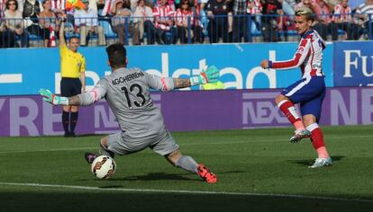 El arbitro asistente anula el gol de Griezmann