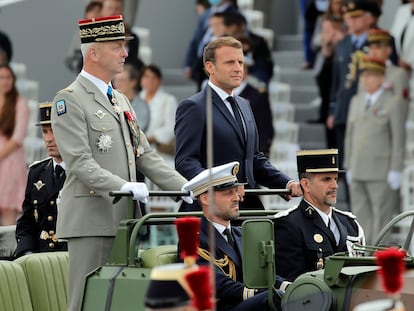 El jefe del Estado Mayor francés, general François Lecointre, con el presidente, Emmanuel Macron, en un desfile militar del pasado año.