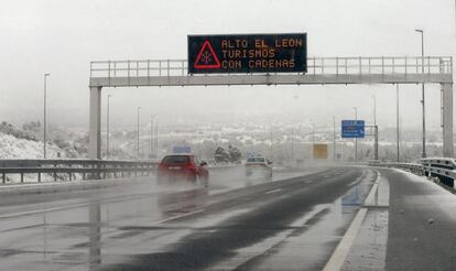 Aspecto que ofrec&iacute;a a primera hora de esta ma&ntilde;ana la carretera A6 Madrid-Coru&ntilde;a en direcci&oacute;n norte.