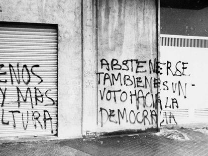 Una de las pintadas que forman parte de la exposici&oacute;n, en una fotograf&iacute;a de Salvador Obiols. 