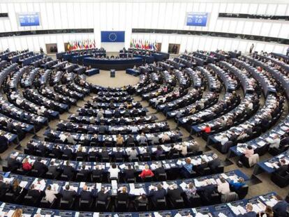 Miembros del Parlamento Europeo votan durante una sesión en Estrasburgo (Francia).