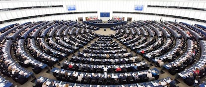 Miembros del Parlamento Europeo votan durante una sesión en Estrasburgo (Francia).