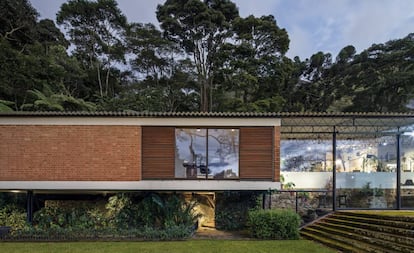 Exterior de la Casa Samambaia, en Lota Macedo, en Petrópolis (Brasil).