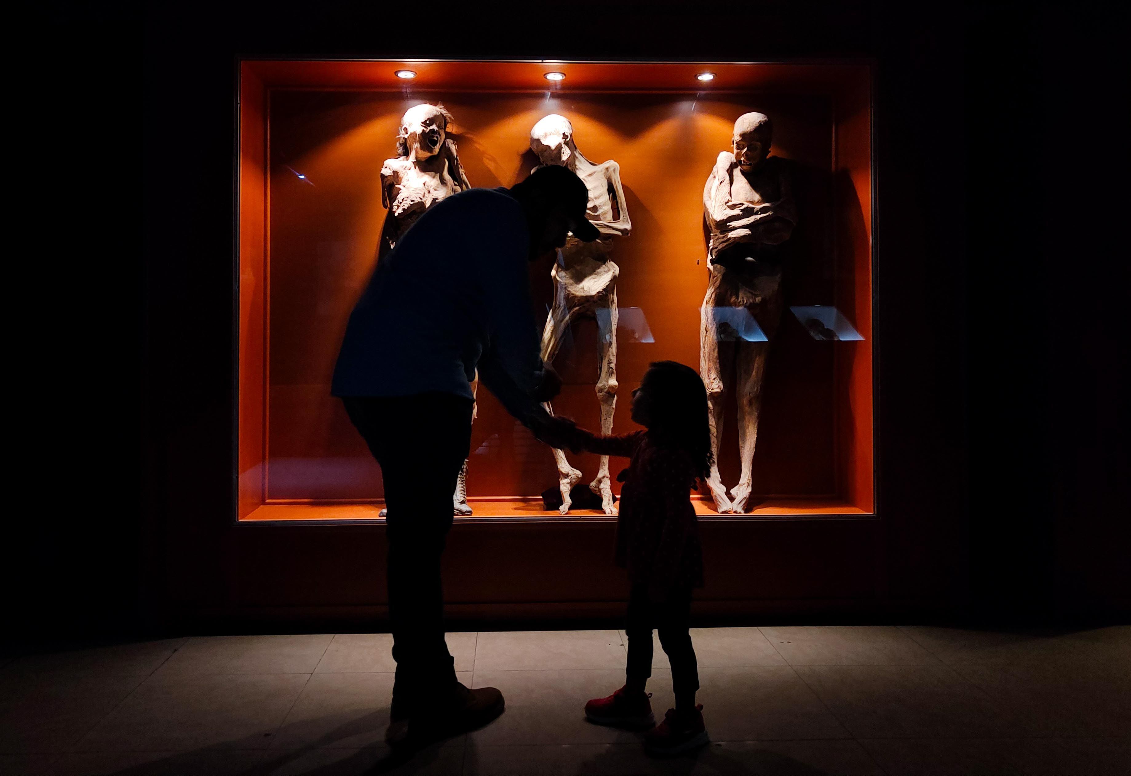 Un padre lleva a su hija a visitar el Museo de las Momias, en Guanajuato capital. 