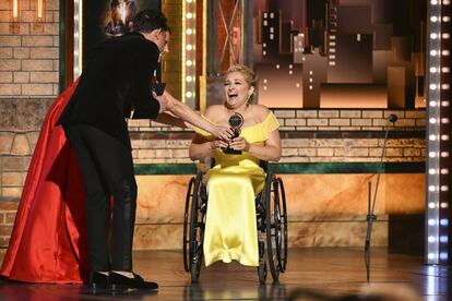 La intérprete Ali Stroker gana en la categoría a mejor actriz de reparto por 'Oklahoma!', en la 73 edición de los Premios Tony, este domingo