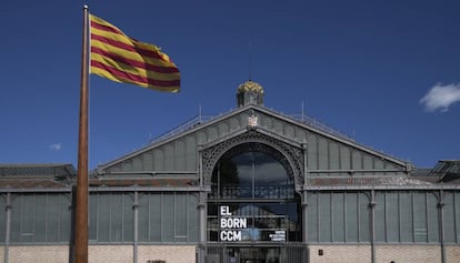 La senyera oneja al masteler de 17,14 metres a l'entrada del Born Centre de Cultura i Memòria.