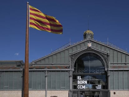 La senyera oneja al masteler de 17,14 metres a l'entrada del Born Centre de Cultura i Memòria.