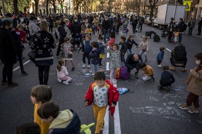 Los alumnos del colegio Rufino Blanco de Madrid juegan en la calle durante la protesta escolar contra los coches, este viernes