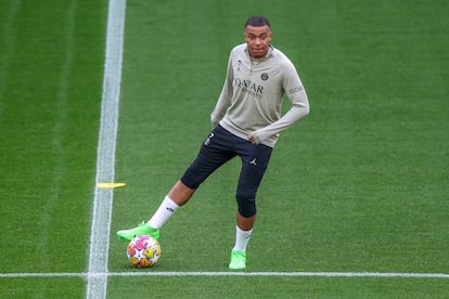 Kylian Mbappé durante el entrenamiento del PSG, este martes en el Westfalenstadion.