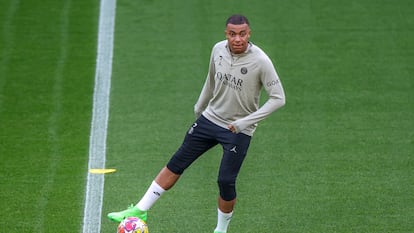 Kylian Mbappé durante el entrenamiento del PSG, este martes en el Westfalenstadion.