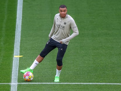 Kylian Mbappé durante el entrenamiento del PSG, este martes en el Westfalenstadion.