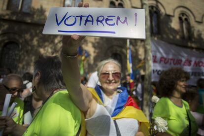 Una persona participa en el inicio de la "Maratón por la democracia" que desarrolla acciones delante de las sedes de ayuntamientos por toda Cataluña para confeccionar material de campaña para defender el referéndum del 1-O.
