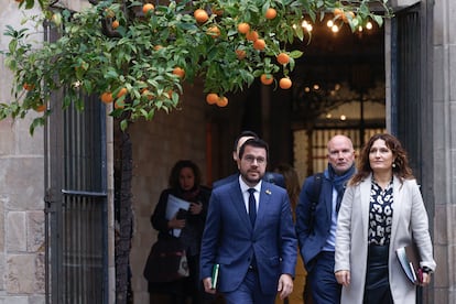 El president Pere Aragonès y la consejera Laura Vilagrà este martes en el Pati dels Tarongers. / Quique García