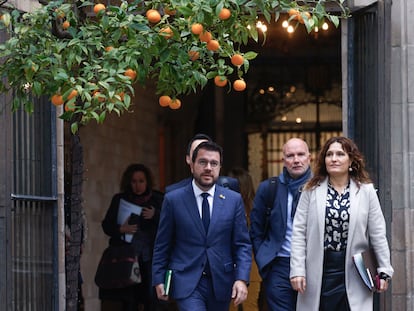 El president Pere Aragonès y la consejera Laura Vilagrà este martes en el Pati dels Tarongers. / Quique García